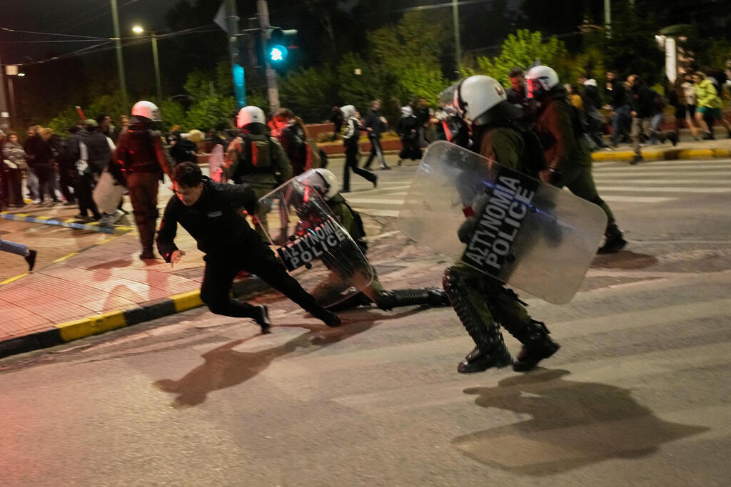 The clashes in Athens (Photo: AP Photo/Petros Giannakouris) אתונה יוון