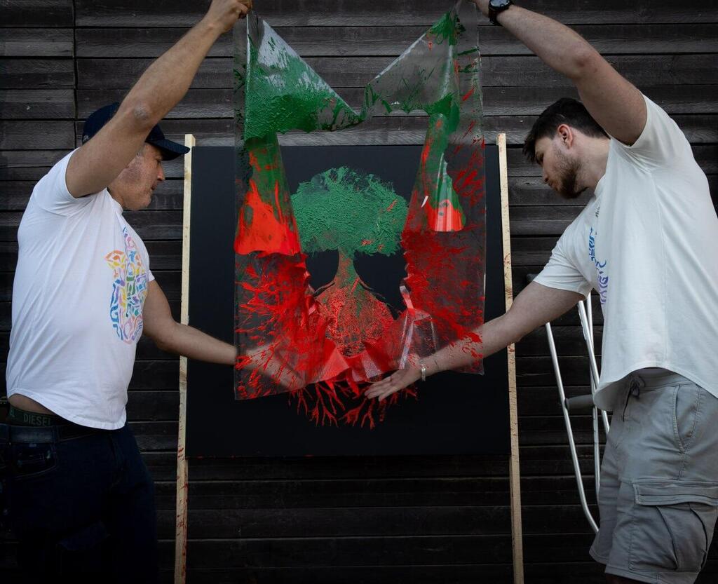 שורד השבי סשה טרופנוב שכחלק מהשיקום יורה במטווח