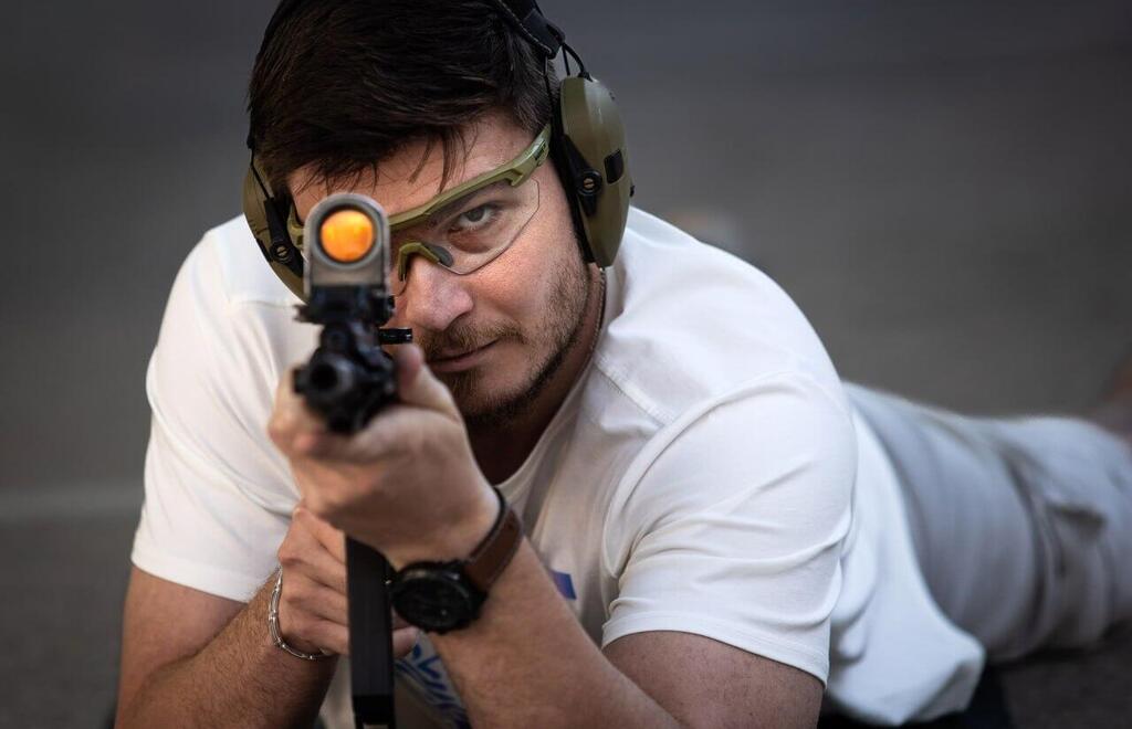 שורד השבי סשה טרופנוב שכחלק מהשיקום יורה במטווח