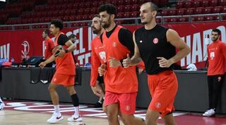 שחקני הפועל תל אביב באימון המסכם