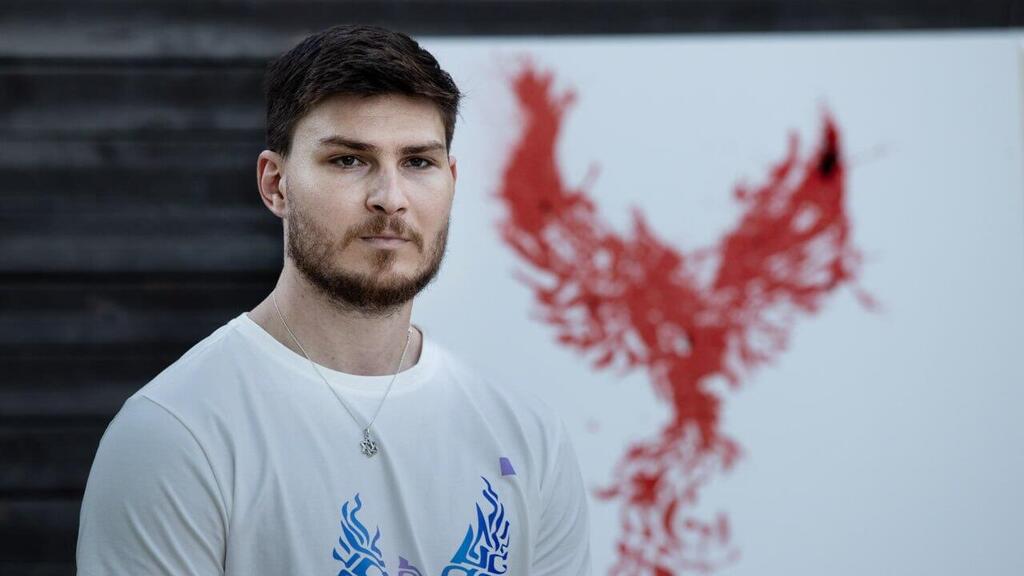 Sasha Troufanov (Photo: Alex Kolomoisky) שורד השבי סשה טרופנוב שכחלק מהשיקום יורה במטווח