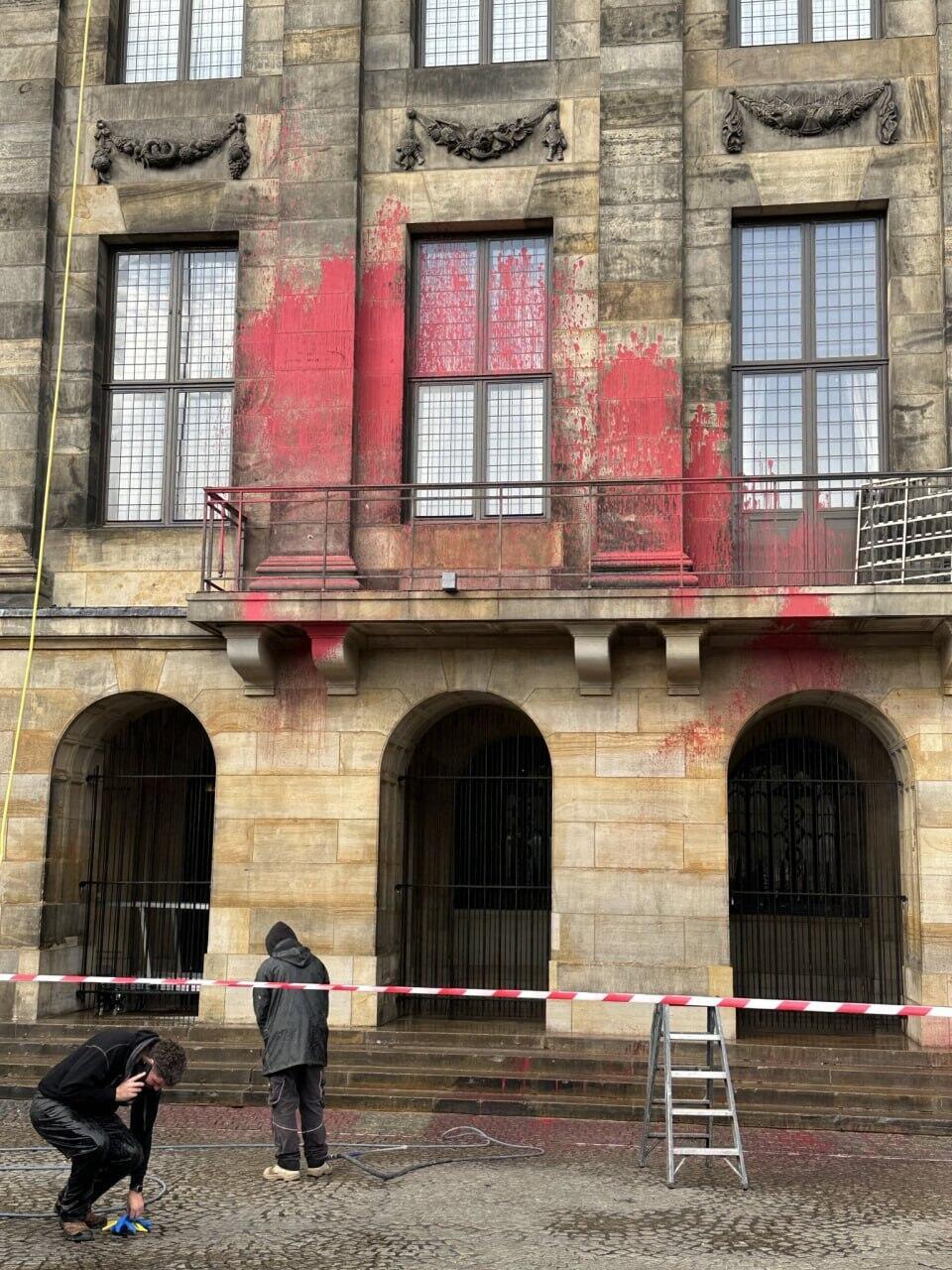 The vandalized Royal Palace on Dam Square in Amsterdam הארמון המלכותי בכיכר דאם הושחת בכתובות נאצה