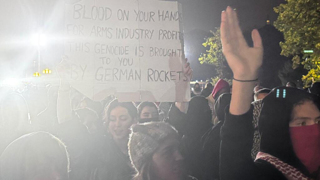 צעירים חוגגים את טבח ה-7.10 בברלין