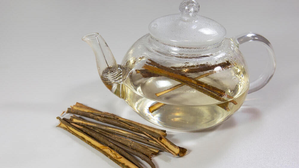 Отвар из коры белой ивы (Фото: shutterstock) Отвар из коры белой ивы