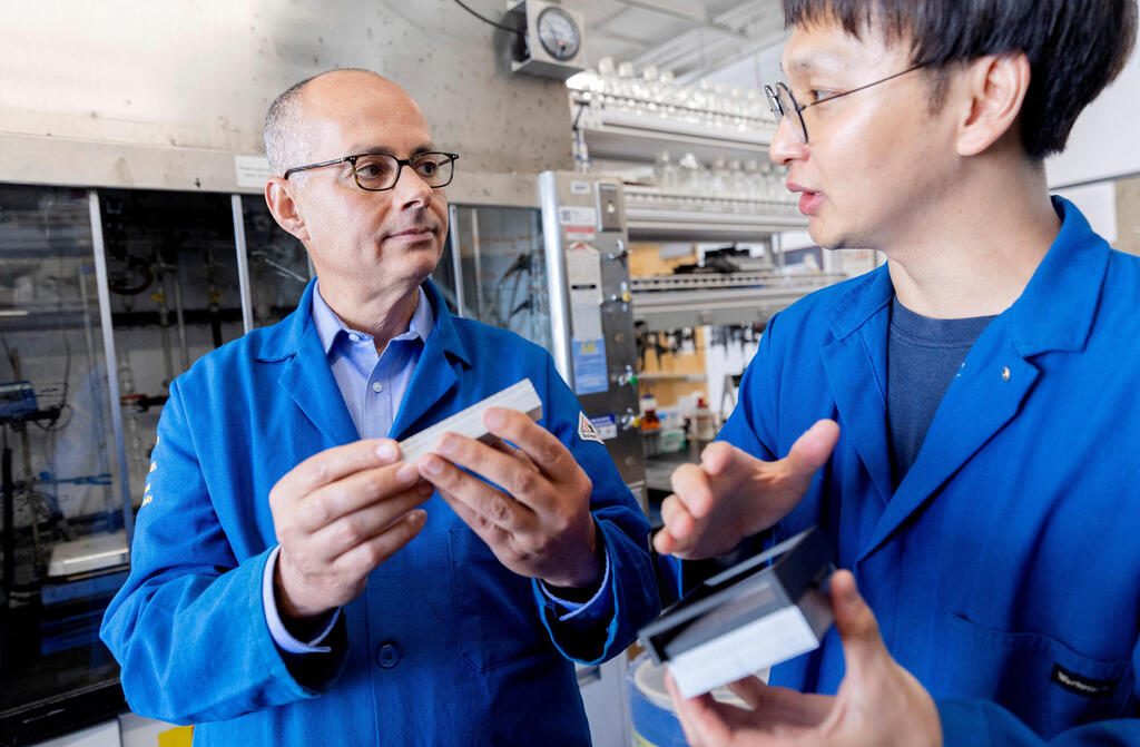 Professor Omar Yaghi with one of his students in the laboratory at the University of California, Berkeley last year (Photo: Brittany Hosea-Small/UC Berkeley/Handout/Reuters) פרופ' עומר יאגי עם אחת מהסטודנטים שלו במעבדה שבאוניברסיטת ברקלי בקליפורניה