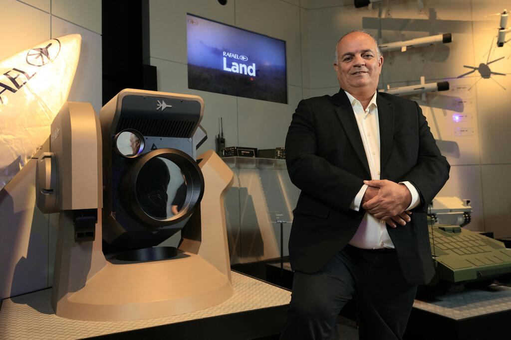 Yoav Turgeman, Rafael CEO, with the new laser defense system (Photo: Elad Gershgoren) יואב תורג'מן, מנכ"ל רפאל, לצד מערכת הלייזר החדשה