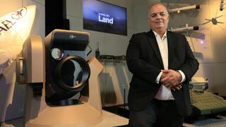 יואב תורג'מן, מנכ"ל רפאל, לצד מערכת הלייזר החדשה