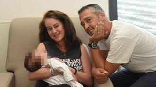 גלית דוידוב ניצלה בעקבות תסחיף מי שפיר שעברה בלידה עם בעלה עידן והבן טומי 