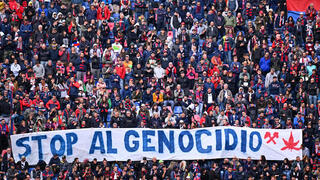 אוהדי בולוניה מניפים שלט: "עצרו את רצח העם"