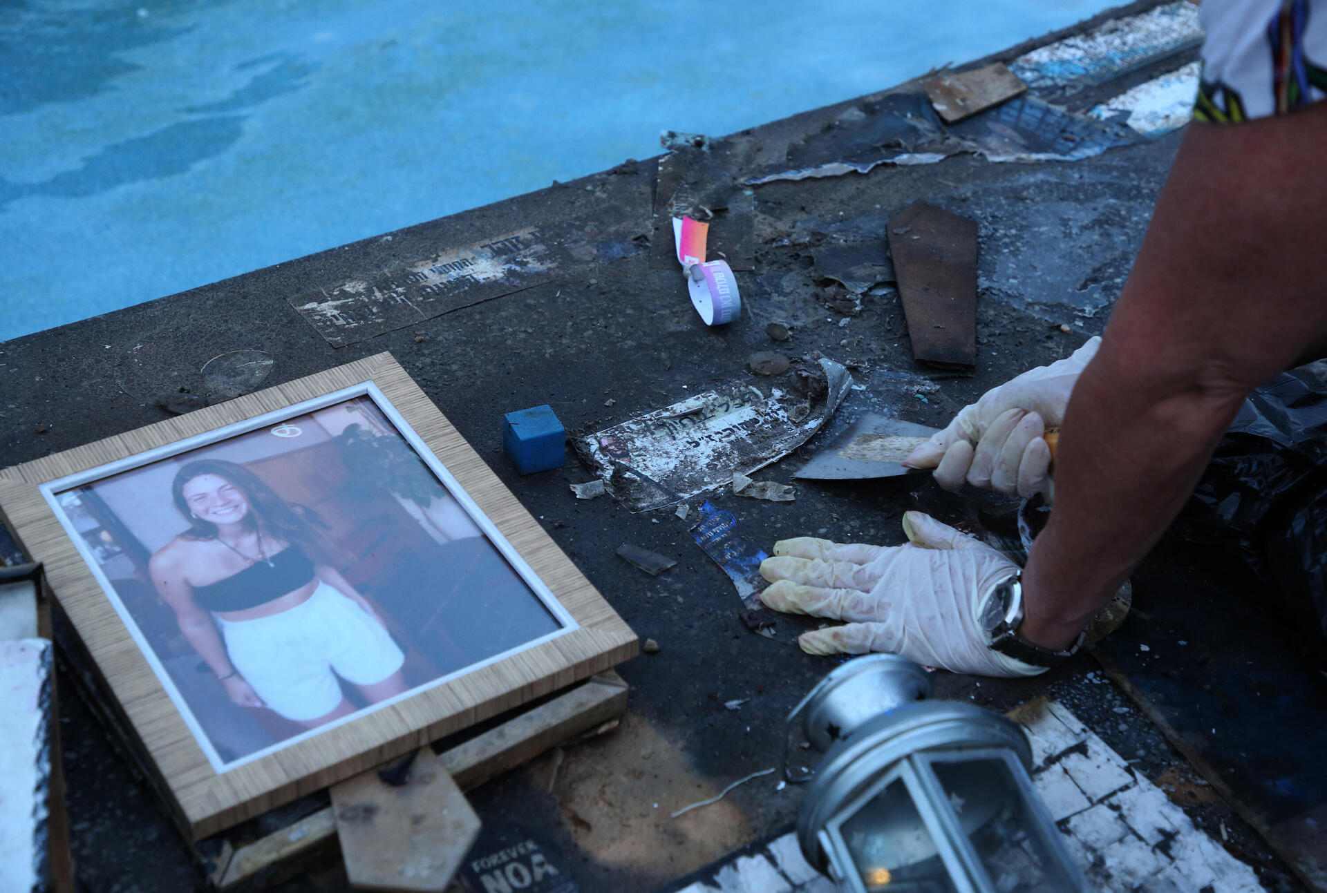 מתנדבים מנקים ומסדרים את האנדרטה לנרצחים בכיכר דיזנגוף  