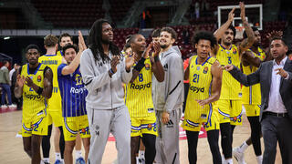 שחקני מכבי ת"א מודים לקהל