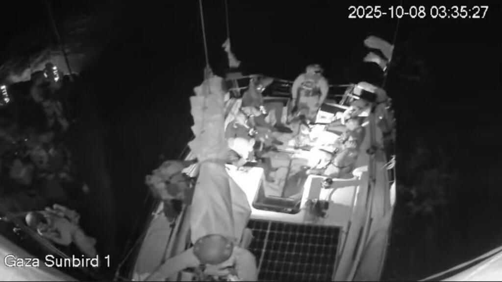 Израильские военнослужащие высадились на судно