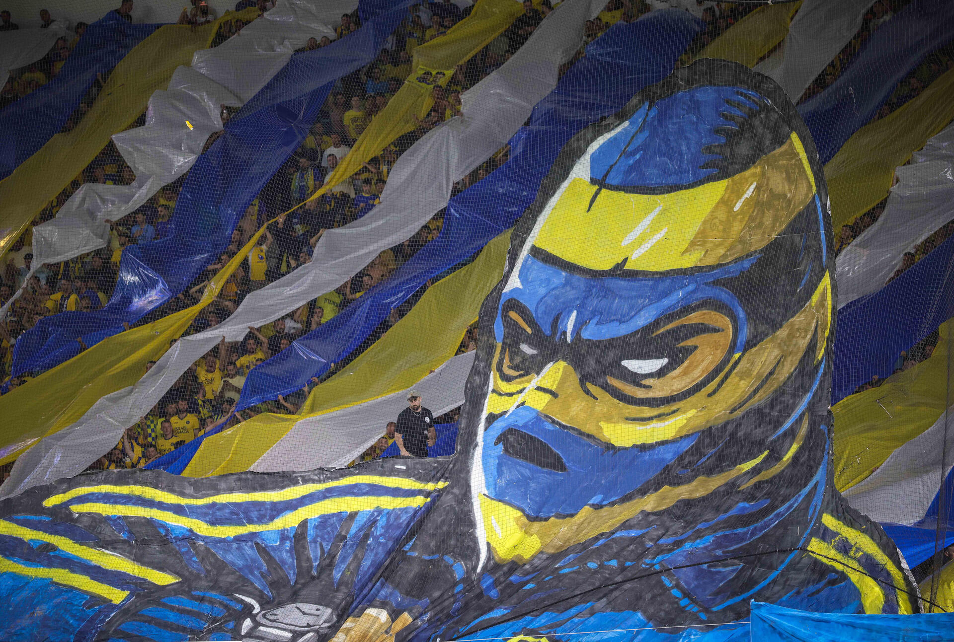 התפאורה של אוהדי מכבי ת"א במשחק מול מכבי חיפה  