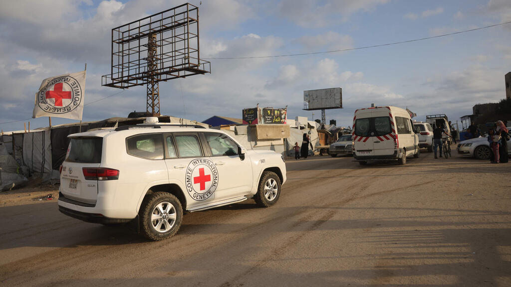 רכבי הצלב האדום בעזה