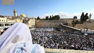 רבבות ברחבת הכותל בחול המועד סוכות