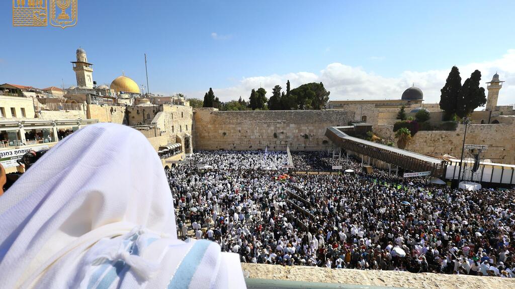 רבבות ברחבת הכותל בחול המועד סוכות