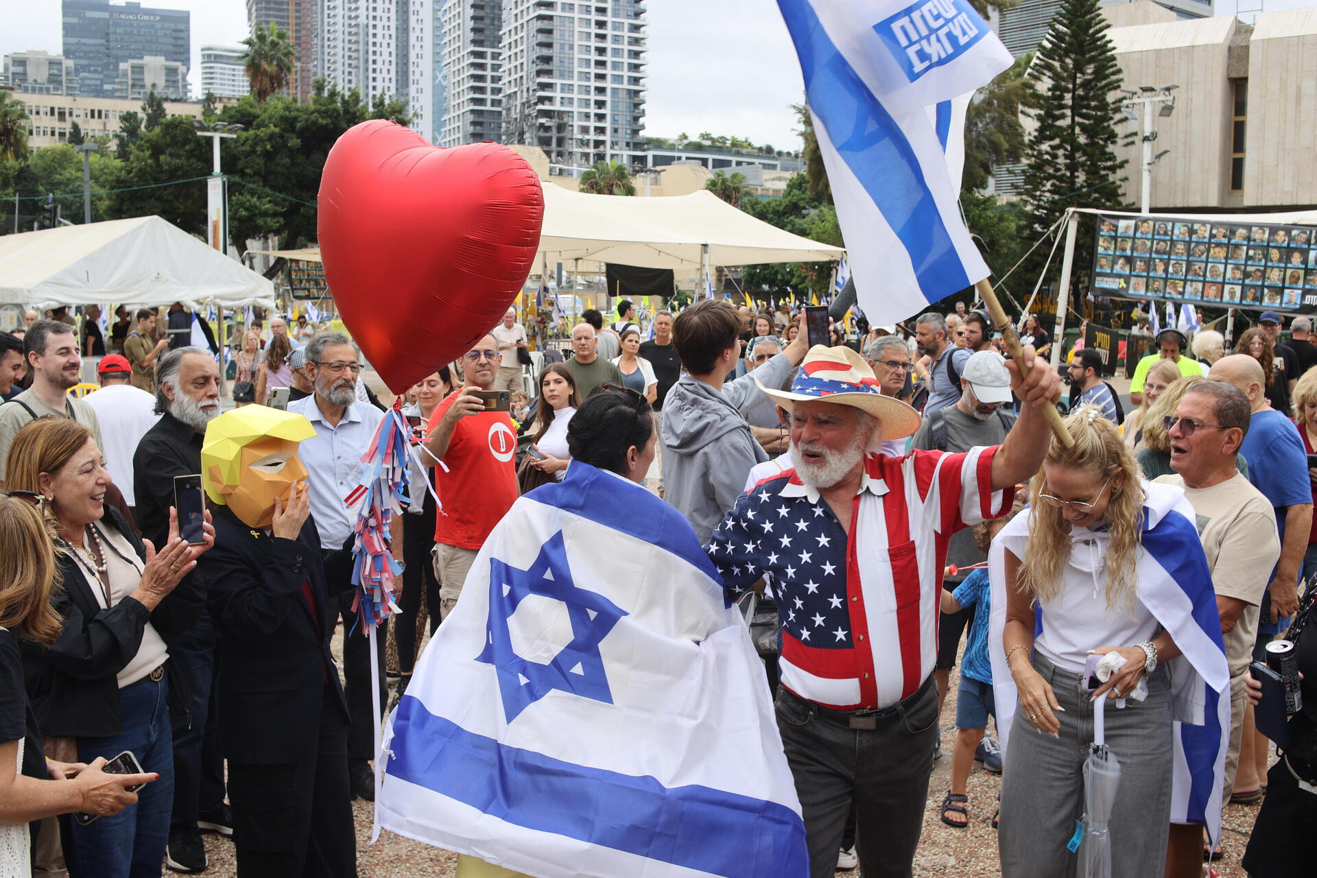 השמחה בכיכר החטופים  