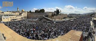 רבבות ברחבת הכותל בחול המועד סוכות