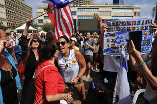 חגיגות בכיכר החטופים