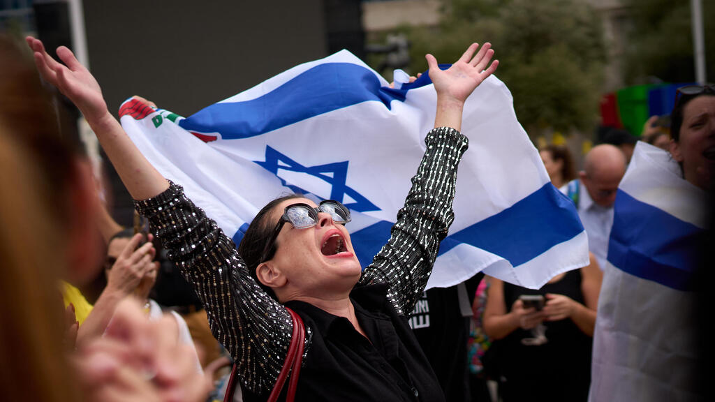 На площади заложников (Фото: AP Photo/Emilio Morenatti) חגיגות בכיכר החטופים