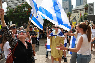 חגיגות בכיכר החטופים