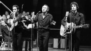 השלושרים מבצעים את השיר "והאר עינינו" בפסטיבל הזמר החסידי הראשון (1969). מימין לשמאל: שלום חנוך, בני אמדורסקי, חנן יובל