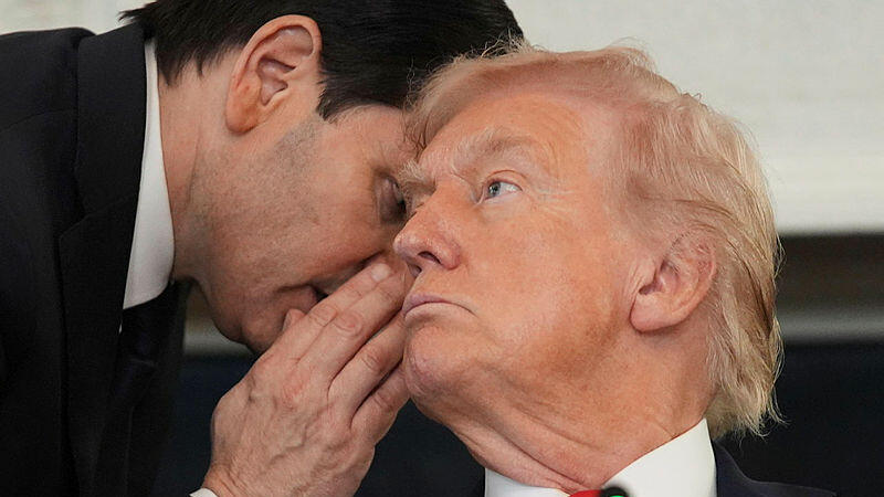 Президент Трамп получает сообщение о сделке (Фото: Evan Vucci, AP) דונלד טראמפ מרקו רוביו בית לבן שלום מזרח תיכון מגעים מו"מ משא ומתן קהיר מצרים פתק