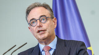 ראש ממשלת בלגיה בארט דה ויבר