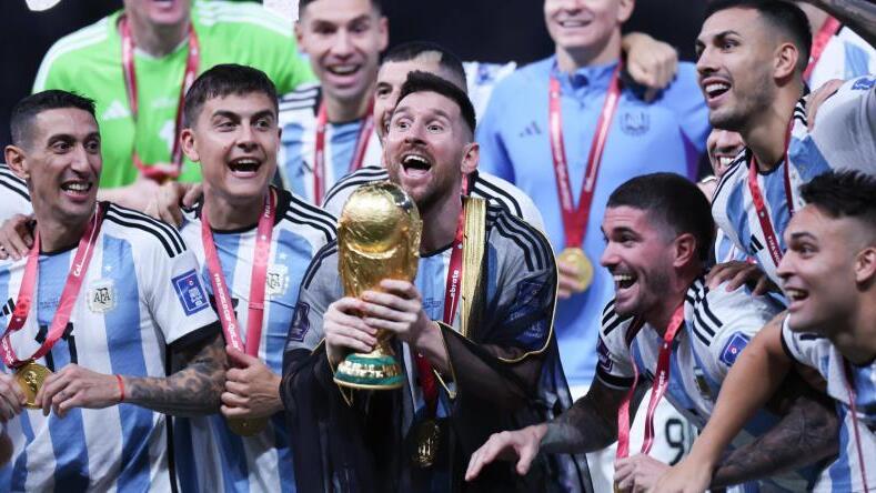 The Argentine team with the WOrld Cup trophy in 2022 (Photo: IMAGO) The Argentine team with the WOrld Cup trophy in 2022