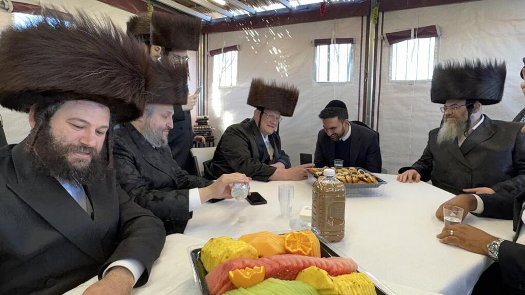 Zohraan Mamdani in the Satmar sukkah זוהראן ממדאני בסוכה של סאטמר