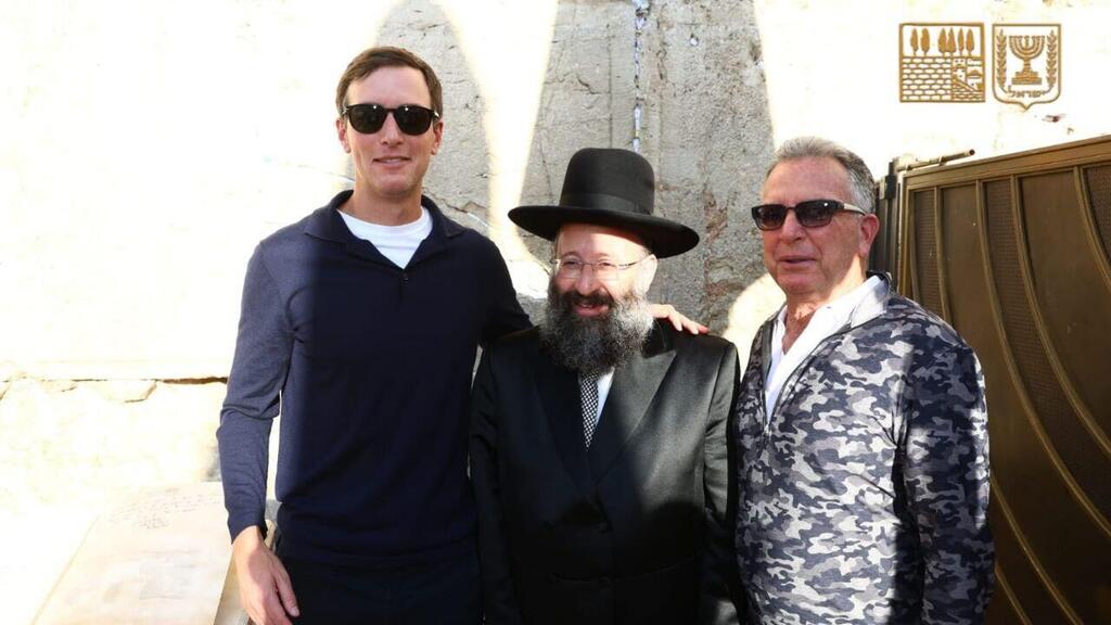 סטיב וויטקוף וג'ארד ואיוונקה קושנר נשאו תפילה בכותל המערבי להצלחת העסקה