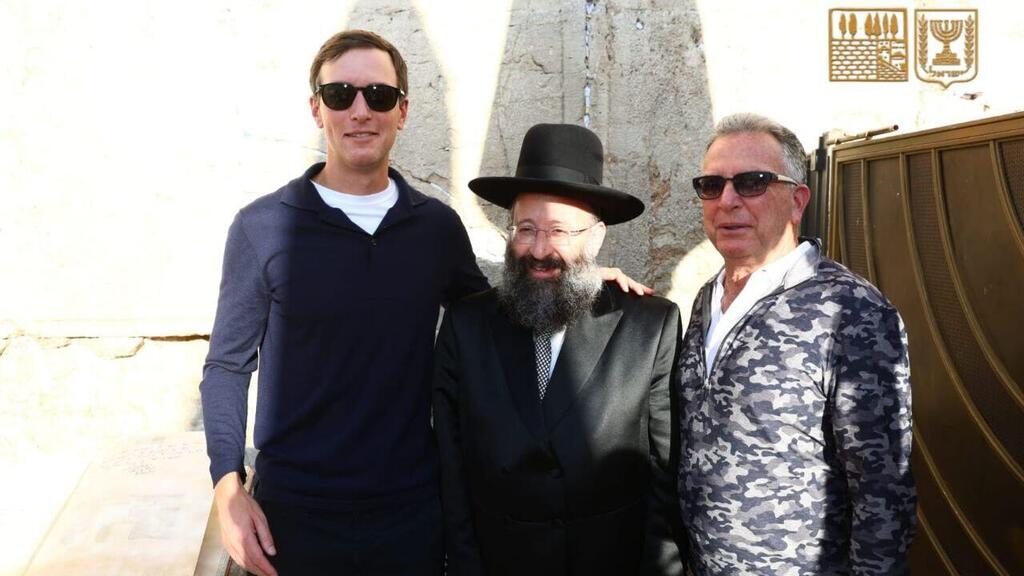 Джаред Кушнер и Стив Виткофф у Стены плача (Фото: Фонд наследия Стены плача) סטיב וויטקוף וג'ארד ואיוונקה קושנר נשאו תפילה בכותל המערבי להצלחת העסקה
