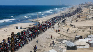 עזתים חוזרים לביתם בעיר עזה