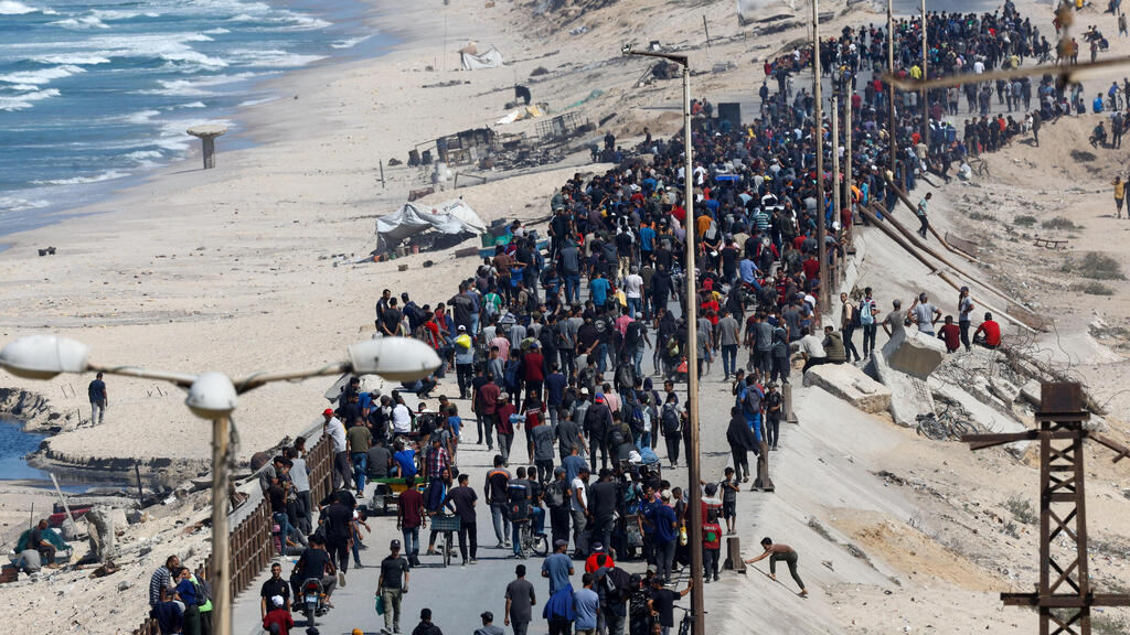 Эвакуированные возвращаются ( Фото: REUTERS/Mahmoud Issa) עזתים חוזרים לביתם בעיר עזה