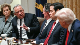 נשיא ארה"ב דונלד טראמפ ושר הבריאות רוברט פ. קנדי ג'וניור במהלך ישיבת קבינט בבית הלבן