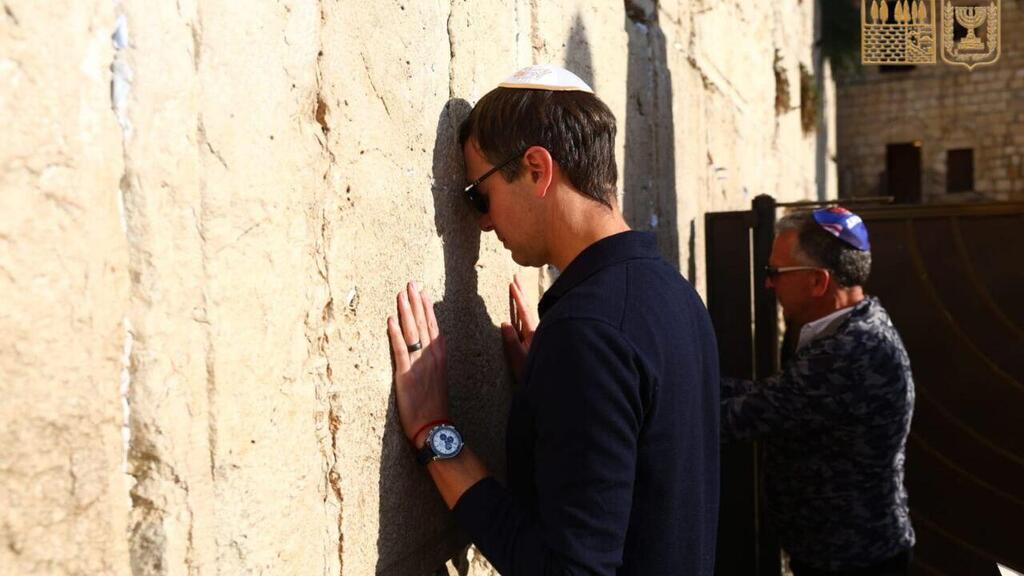 Джаред Кушнер и Стив Виткофф у Стены плача (Фото: Фонд наследия Стены плача) סטיב וויטקוף וג'ארד ואיוונקה קושנר נשאו תפילה בכותל המערבי להצלחת העסקה