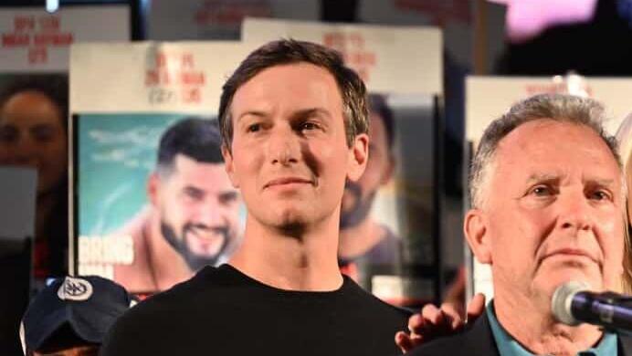  סטיב וויטקוף, ג'ארד קושנר, ואיוונקה טראמפ בעצרת בכיכר החטופים