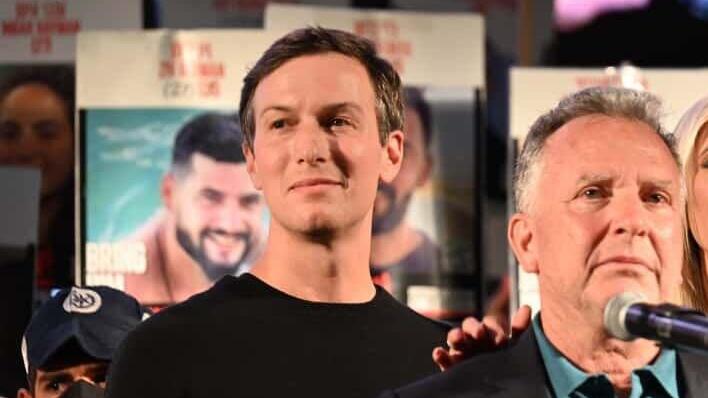  סטיב וויטקוף, ג'ארד קושנר, ואיוונקה טראמפ בעצרת בכיכר החטופים