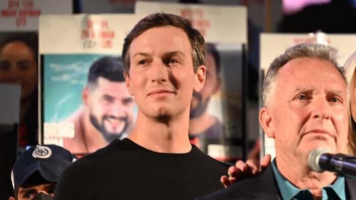  סטיב וויטקוף, ג'ארד קושנר, ואיוונקה טראמפ בעצרת בכיכר החטופים