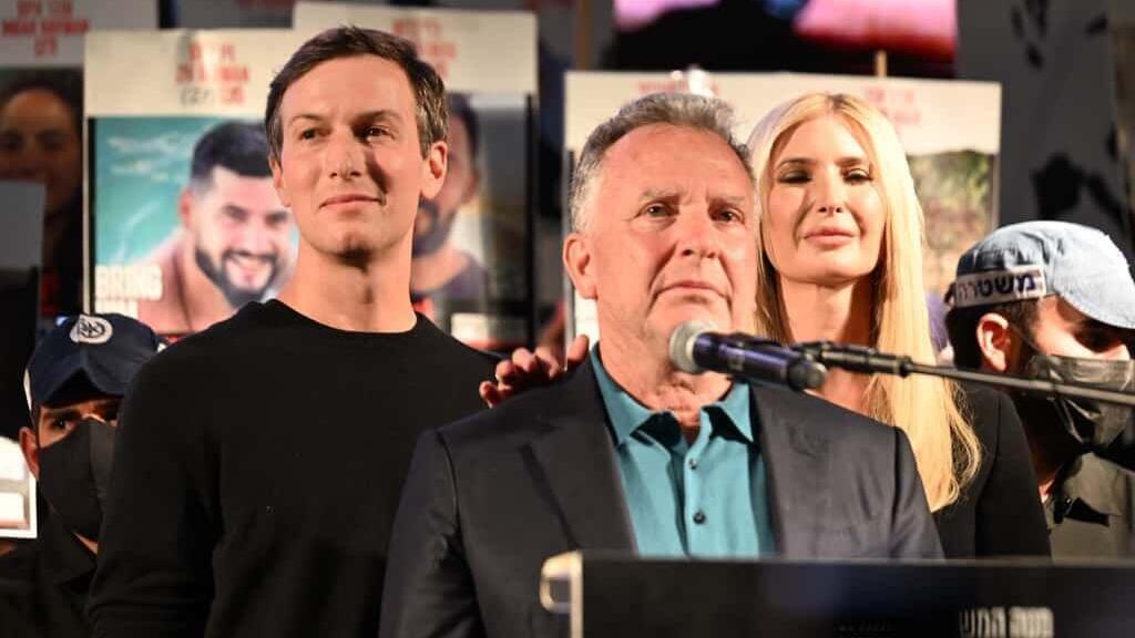  סטיב וויטקוף, ג'ארד קושנר, ואיוונקה טראמפ בעצרת בכיכר החטופים