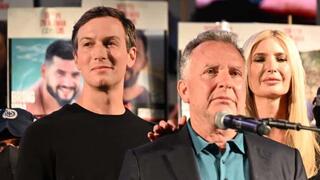  סטיב וויטקוף, ג'ארד קושנר, ואיוונקה טראמפ בעצרת בכיכר החטופים