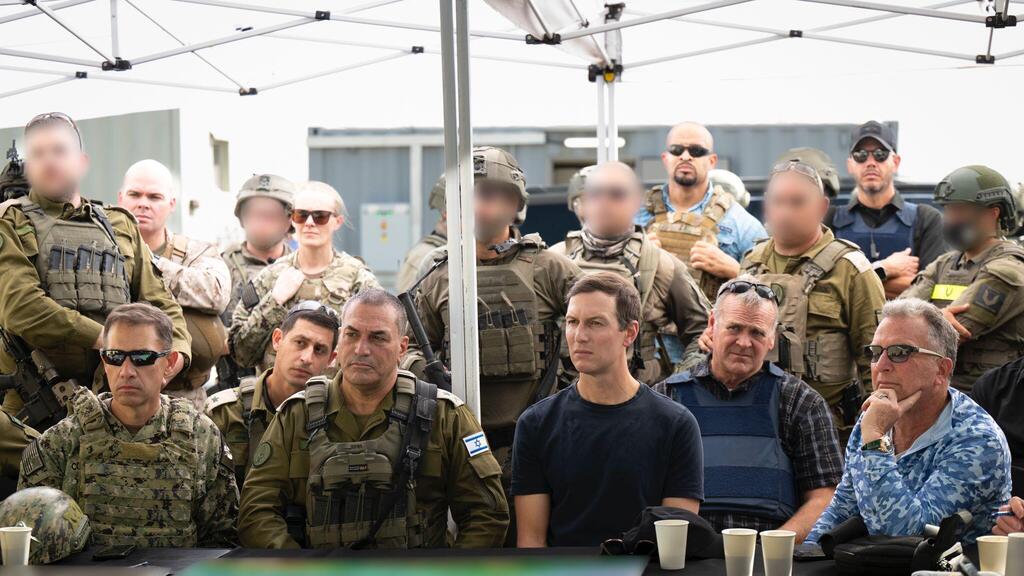 Командование ЦАХАЛа и представители администрации США в Газе (Фото: ЦАХАЛ) הרמטכ״ל, רב-אלוף אייל זמיר בסיור ברצועת עזה ביחד עם השליחים האמריקנים סטיב וויטקוף וג'ראד קושנר
