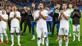 שחקני נבחרת ישראל מודים לקהל שהגיע