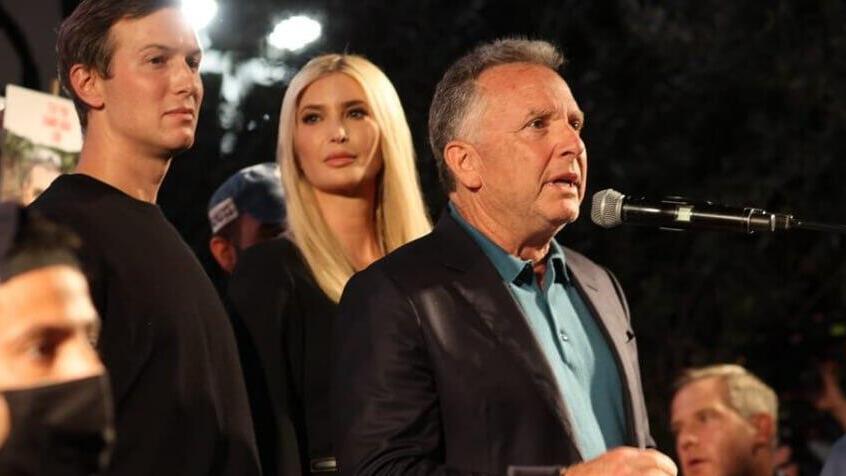 Джаред Кушнер, Иванка Трамп и Стив Виткофф на митинге в Тель-Авиве, 11 октября (Фото: Ярив Кац) סטיב וויטקוף, ג'ראד קושנר ואיוונקה טראמפ נואמים בעצרת בכיכר החטופים