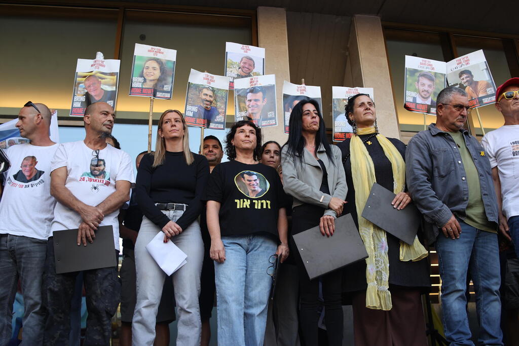 הצהרת משפחות חטופים בכיכר החטופים
