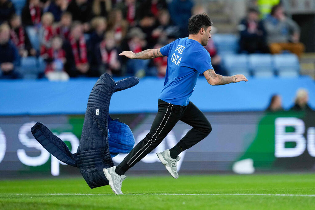 אוהד נורבגיה פורץ למגרש