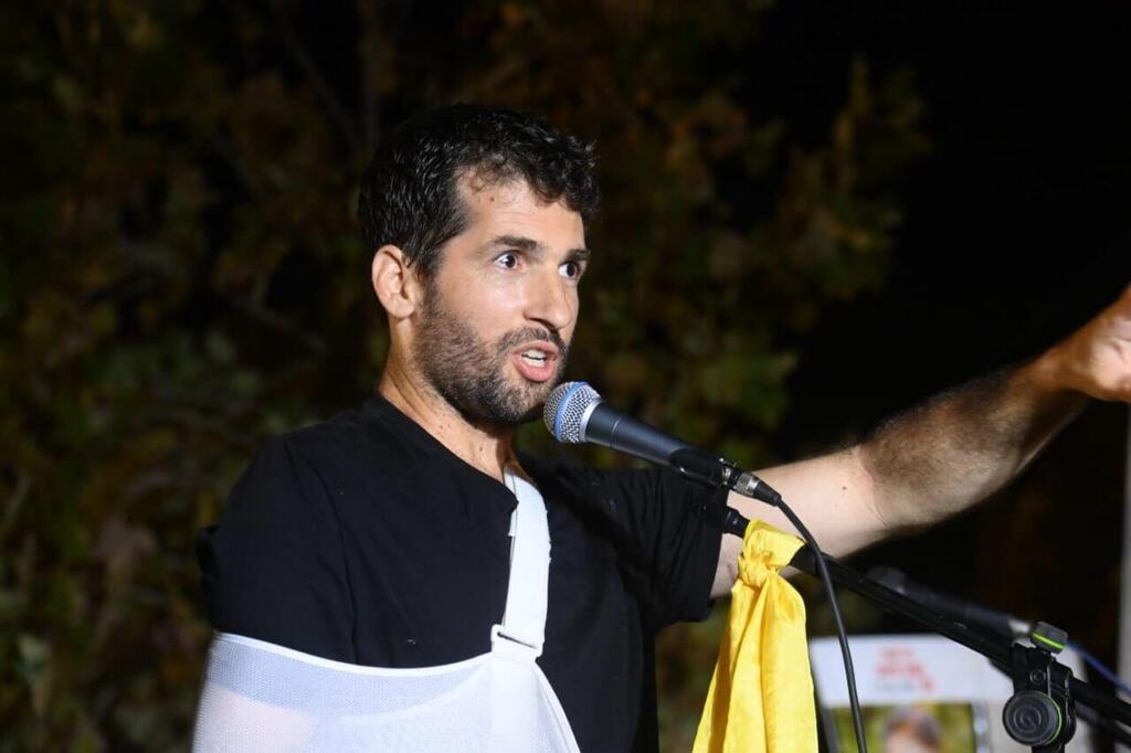 Sagui Dekel-Chen after returning to Israel (Photo: Herzl Yosef) שורד השבי שגיא דקל חן בעצרת בכרמי גת