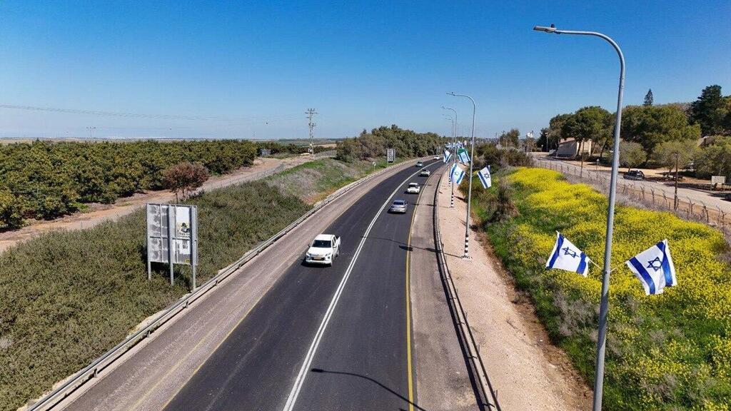 דגלי ארץ ישראל נפרסו בדרכים בהם ישובו החטופים