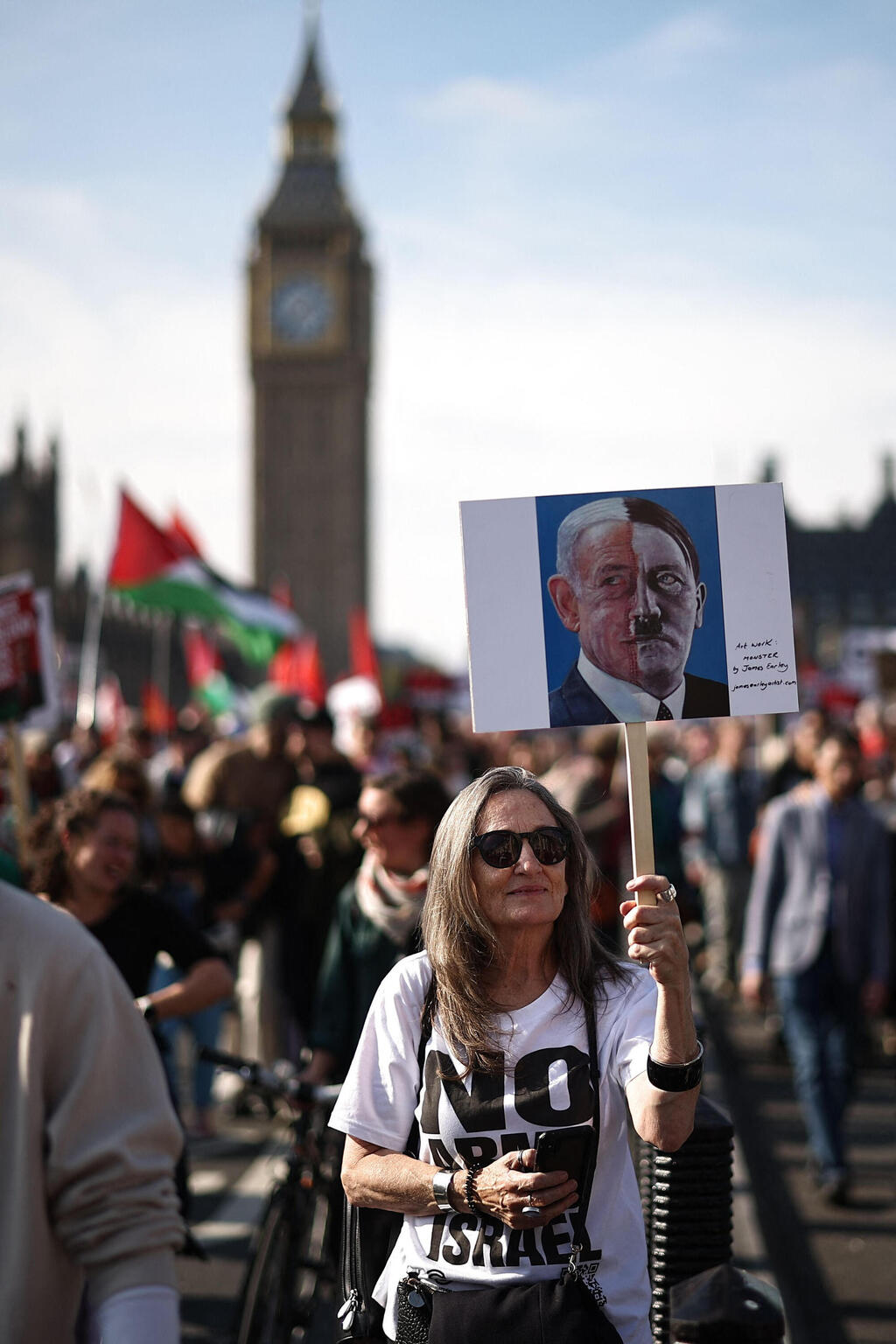 שלט שמשווה את נתניהו להיטלר בצעדה פרו-פלסטינית בלונדון