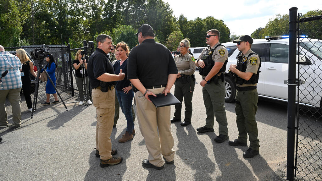 Police officials near the Accurate Energetic Systems compound (photo: AP) פיצוץ טנסי